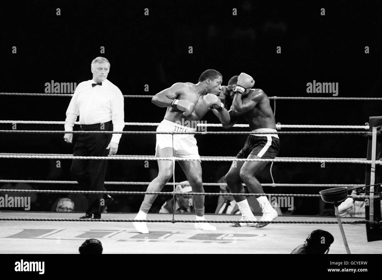 Boxe - poids lourd - Gary Mason v Mark Young - Wembley Stadium, Londres.Gary Mason de Grande-Bretagne en action contre l'américain Mark Young. Banque D'Images