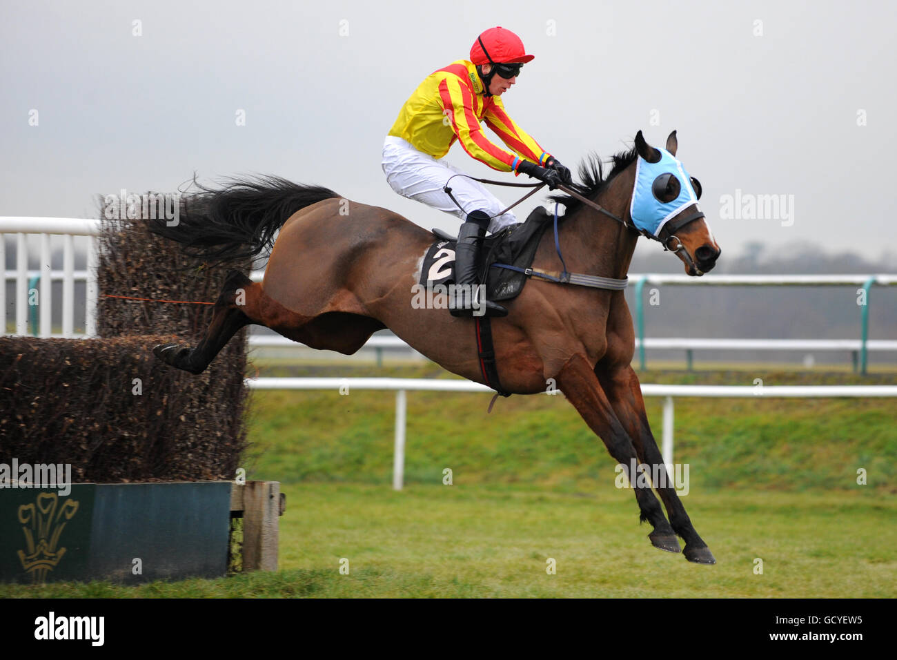 Jockey Steven Clements sur Massini Sunset saute le dernier dedans Le Haxted Conditional jockeys 'Handicap Chase Banque D'Images