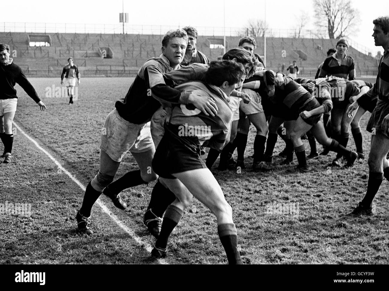 Rugby Union - Harlequins / Bedford - Twickenham.Harlequins Scrum-Half Gronaw (caché) s'attaque à N Parry-Jones de Bedford Banque D'Images