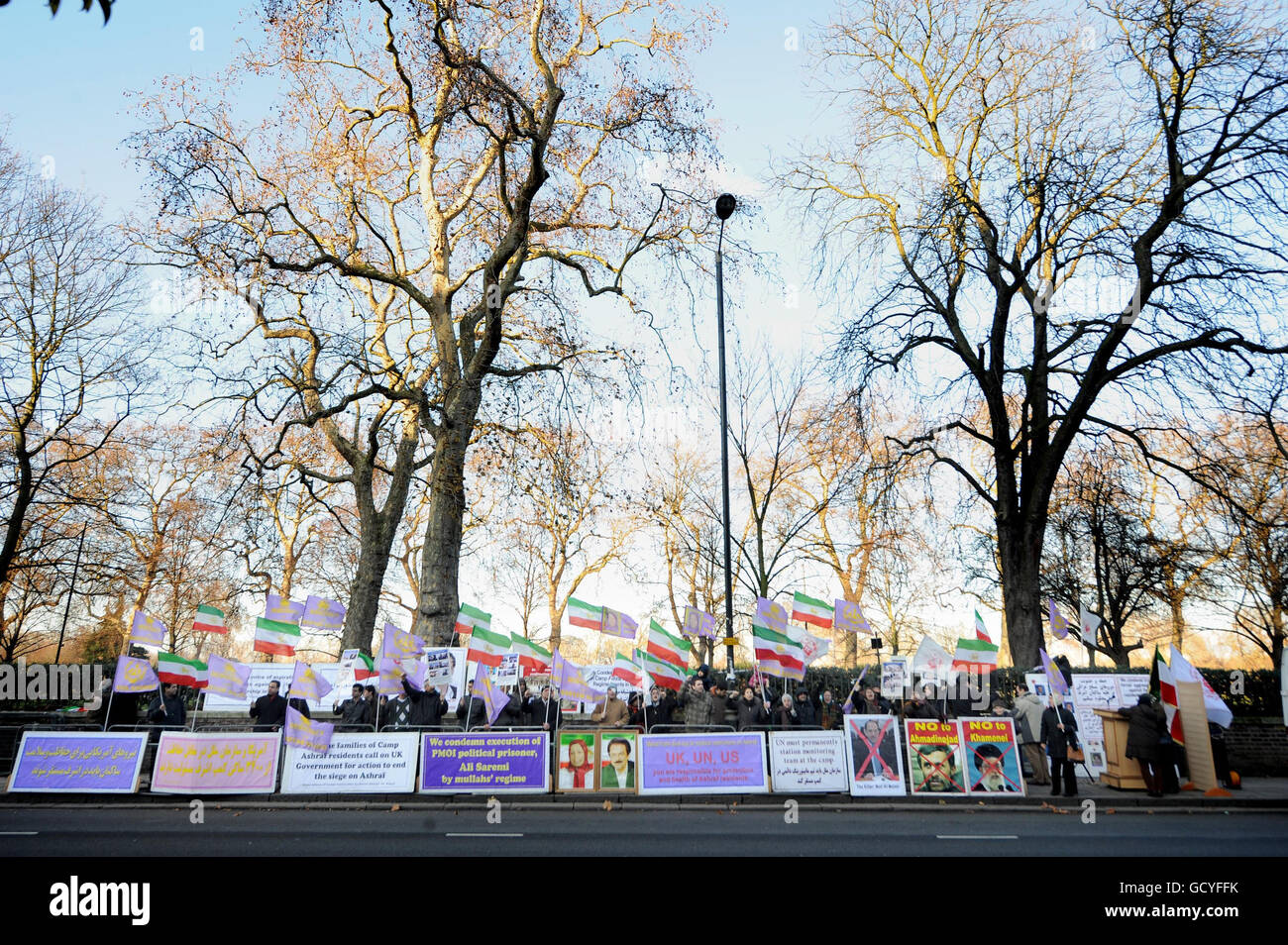 Des membres de la communauté iranienne manifestent devant l'ambassade iranienne à la porte du Prince, à Londres, pour protester contre l'attaque récente contre des résidents du camp Ashraf. Banque D'Images