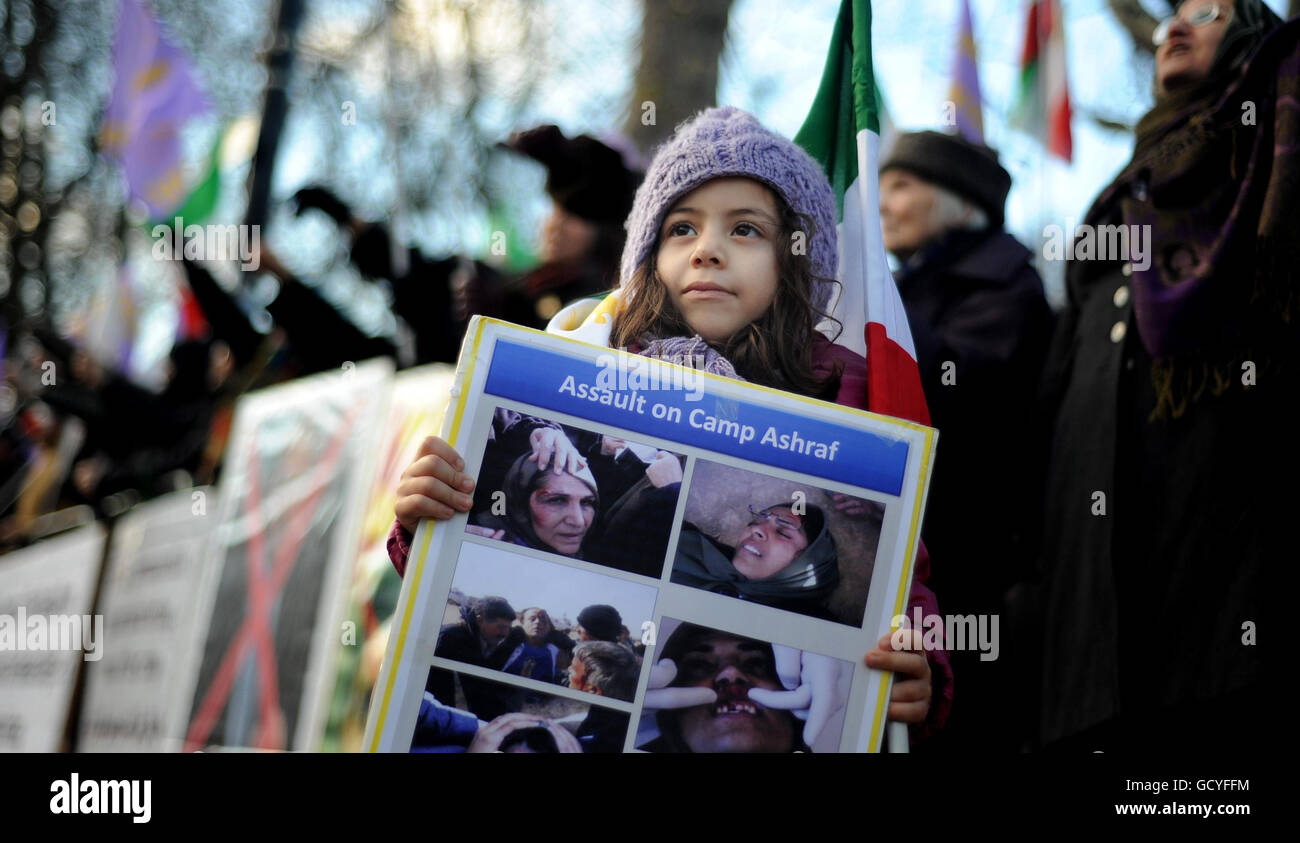 NEDA Zabeti, 5 ans, se joint aux membres de la communauté iranienne pour manifester devant l'ambassade iranienne à la porte du Prince, à Londres, en signe de protestation contre l'attaque récente contre des résidents du camp Ashraf. Banque D'Images