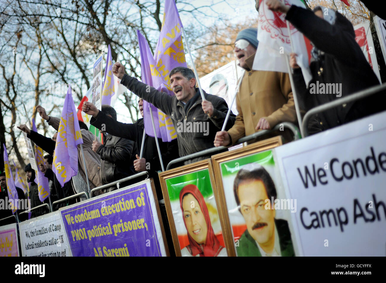 Des membres de la communauté iranienne manifestent devant l'ambassade iranienne à la porte du Prince, à Londres, pour protester contre l'attaque récente contre des résidents du camp Ashraf. Banque D'Images