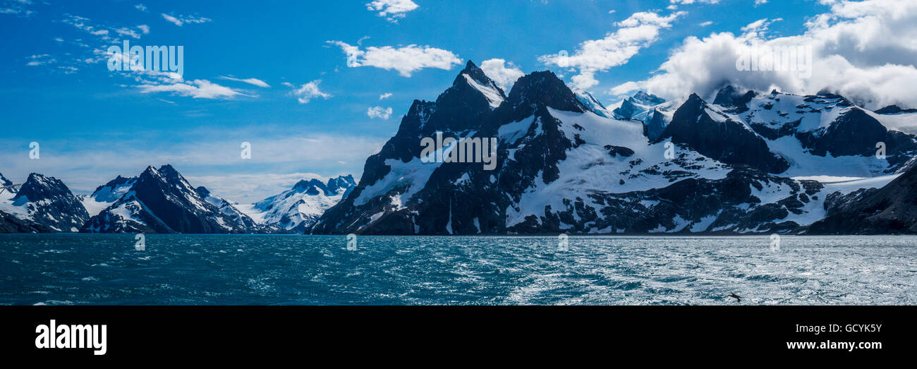 Panorama de montagnes à l'entrée du fjord ; l'Antarctique Banque D'Images