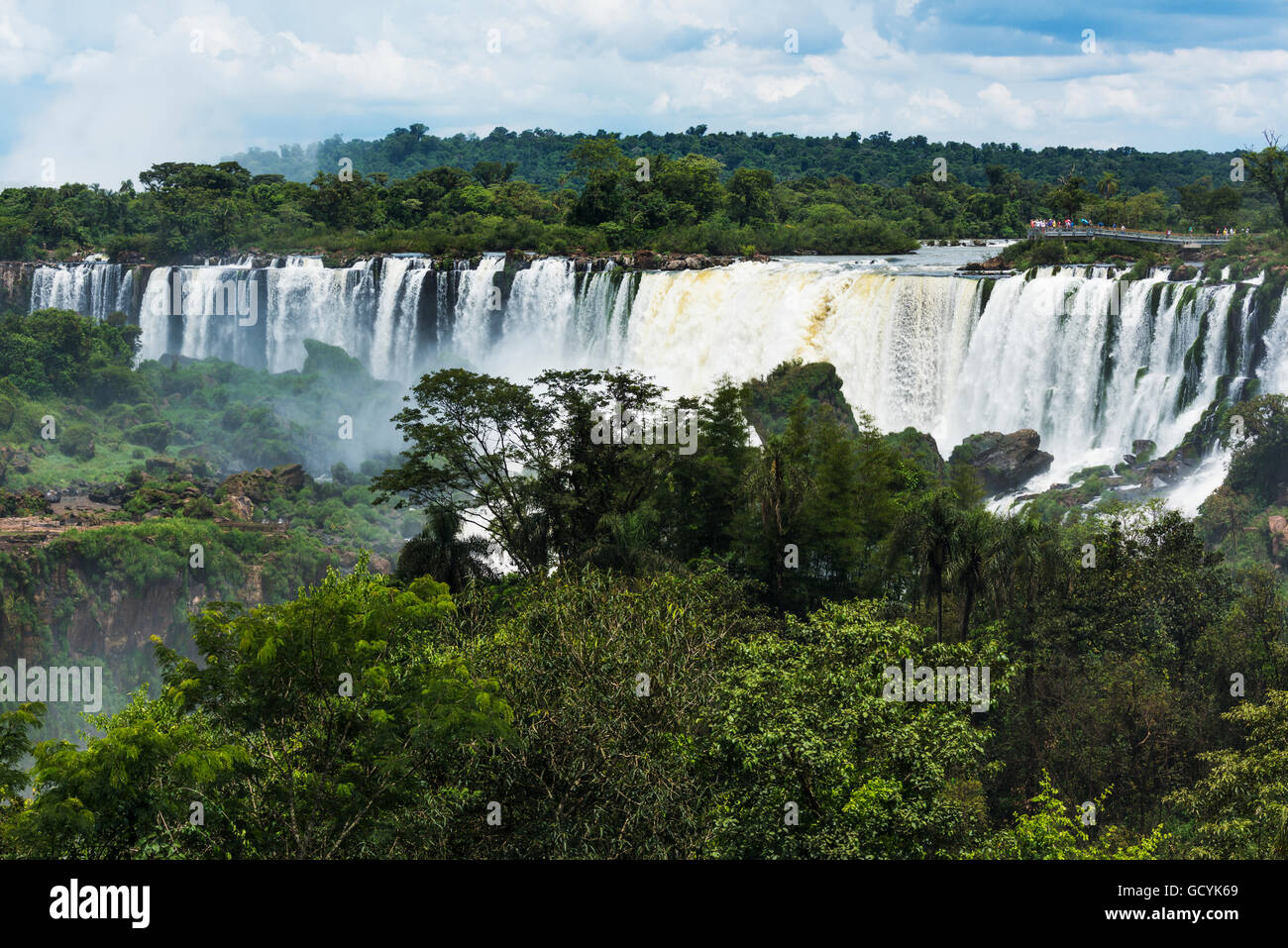 Plate-forme d'observation sur les gens regardant ; chutes d'Iguaçu, Brésil Parana Banque D'Images