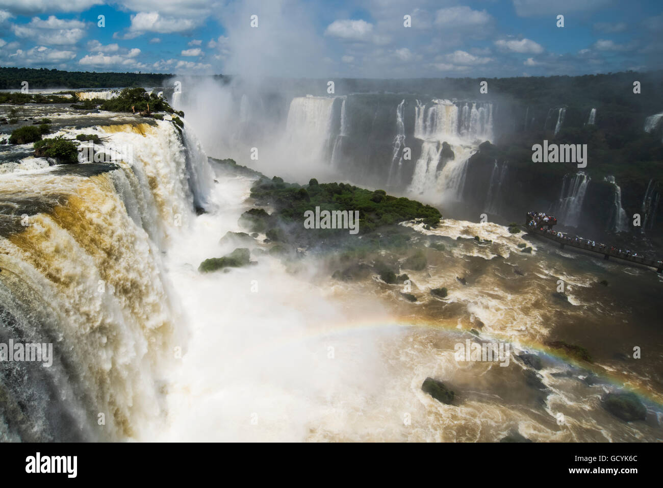 Par arc-en-ciel promenade publique à Iguazu Falls ; l'État de Parana, Brésil Banque D'Images