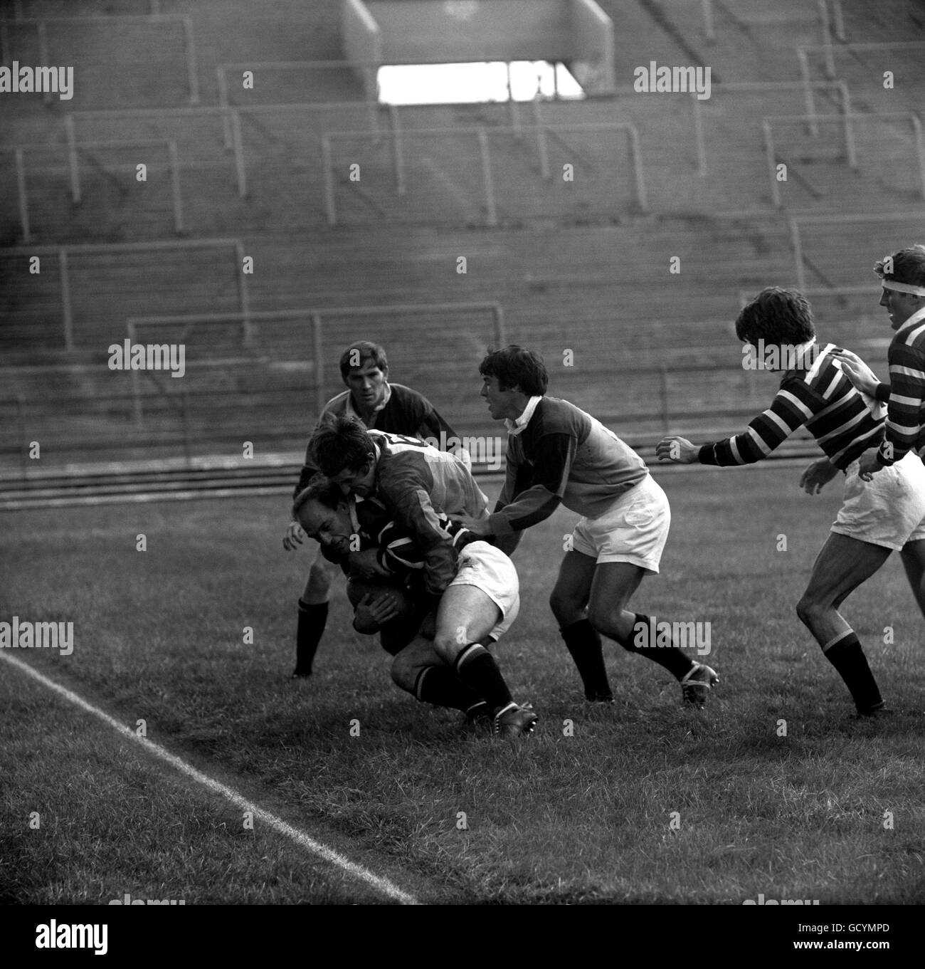 Rugby Union - Harlequins / Leicester - Twickenham. Harlequins Drake s'attaque à J Allen de Leicester Banque D'Images