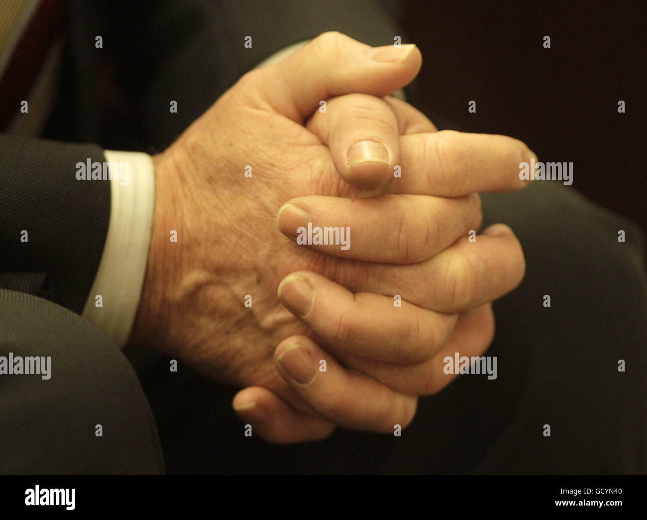 Les mains du chef du parti Fine Gael Enda Kenny lors du lancement de leur stratégie touristique à Dublin. Banque D'Images