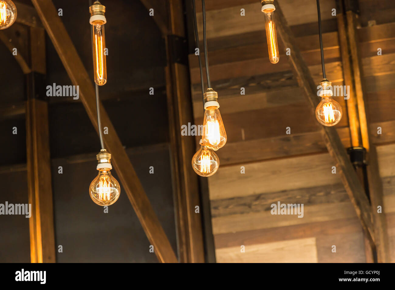 Lampe ancien accroché sur le mur en bois Banque D'Images