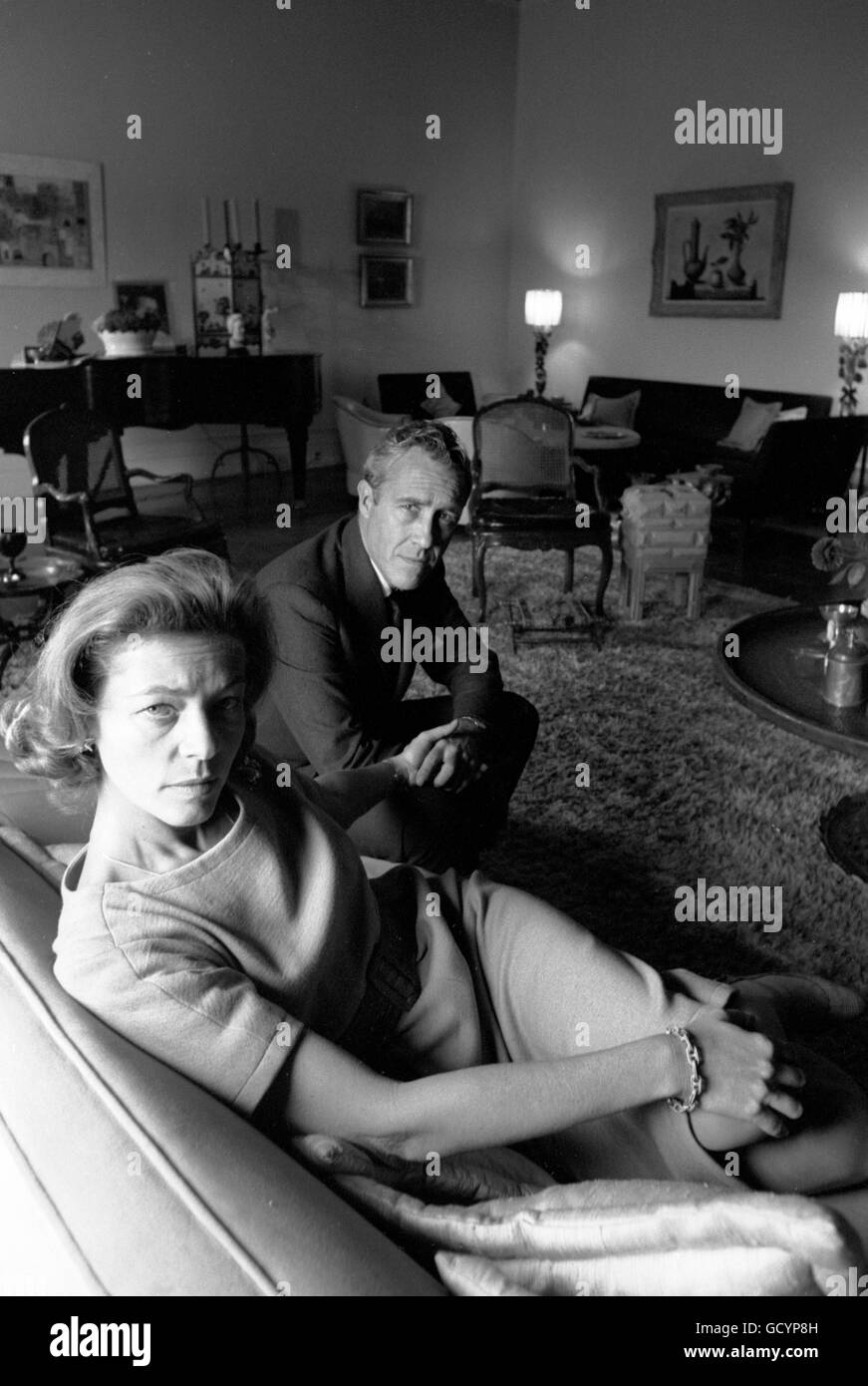 Lauren Bacall et Jason Robards dans leur appartement dans le Dakota, 1963. Banque D'Images