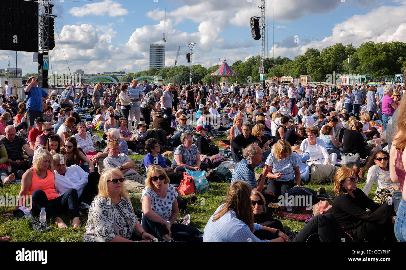 Profitant de la foule de l'été à Hyde Park, Londres UK concert Banque D'Images