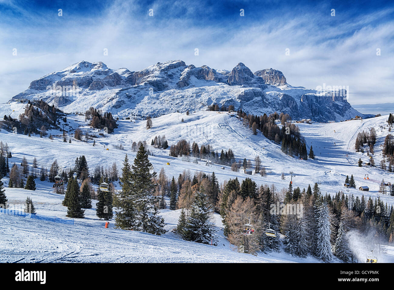 Paysage des Alpes italiennes dans un matin d'hiver avec des nuages à l'horizon, Dolomites Alta Badia Banque D'Images
