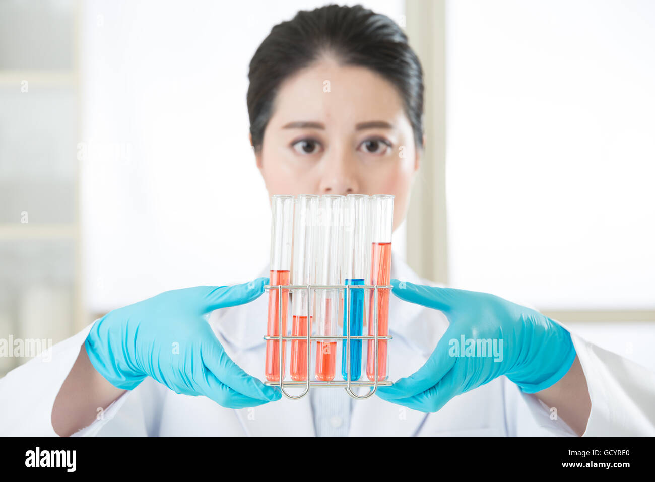 Asian female scientist Asian female scientist Examining test enfin une percée in laboratory Banque D'Images