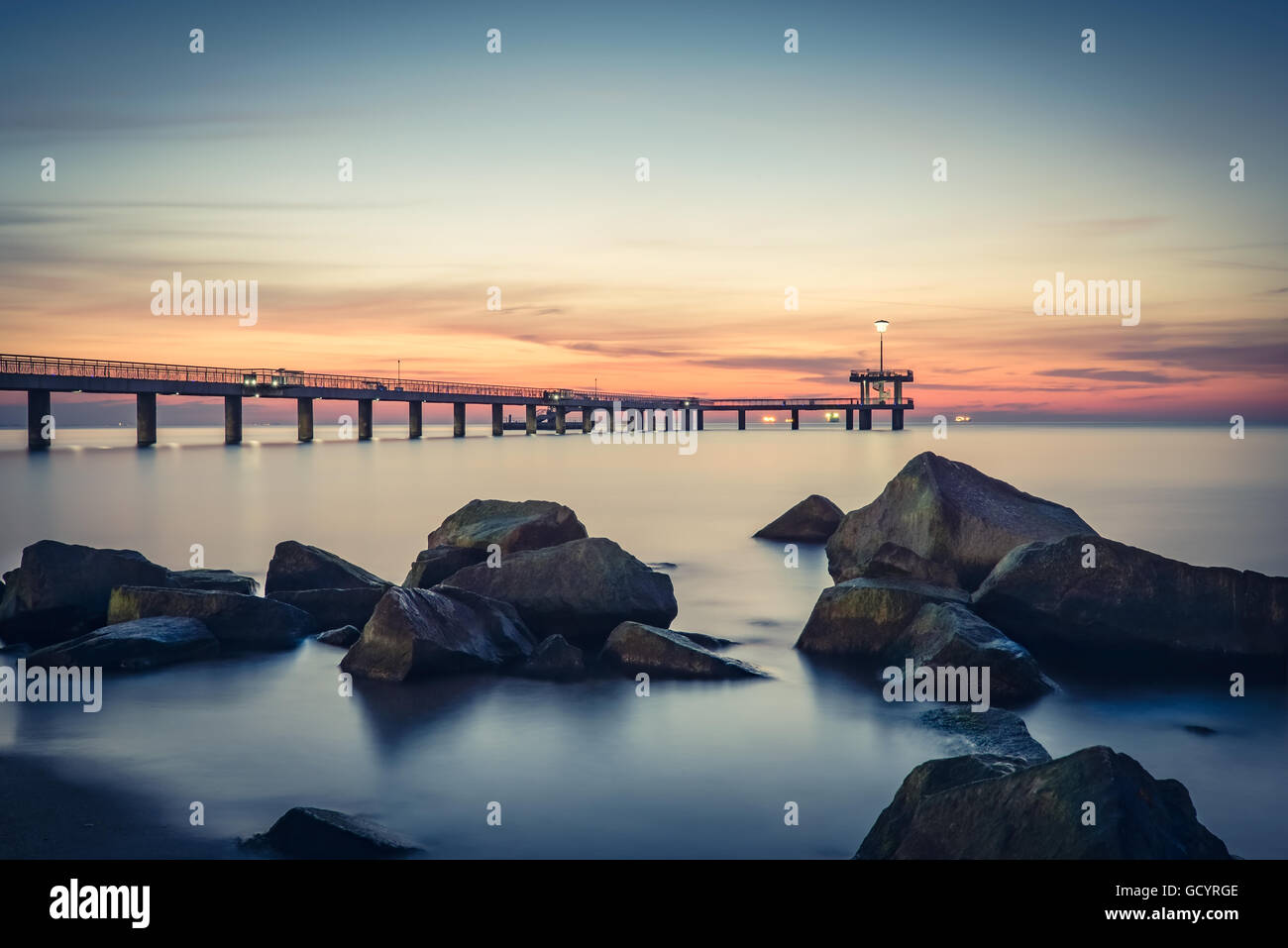 Le lever du soleil sur la mer à Burgas bay bridge, Bulgarie Banque D'Images