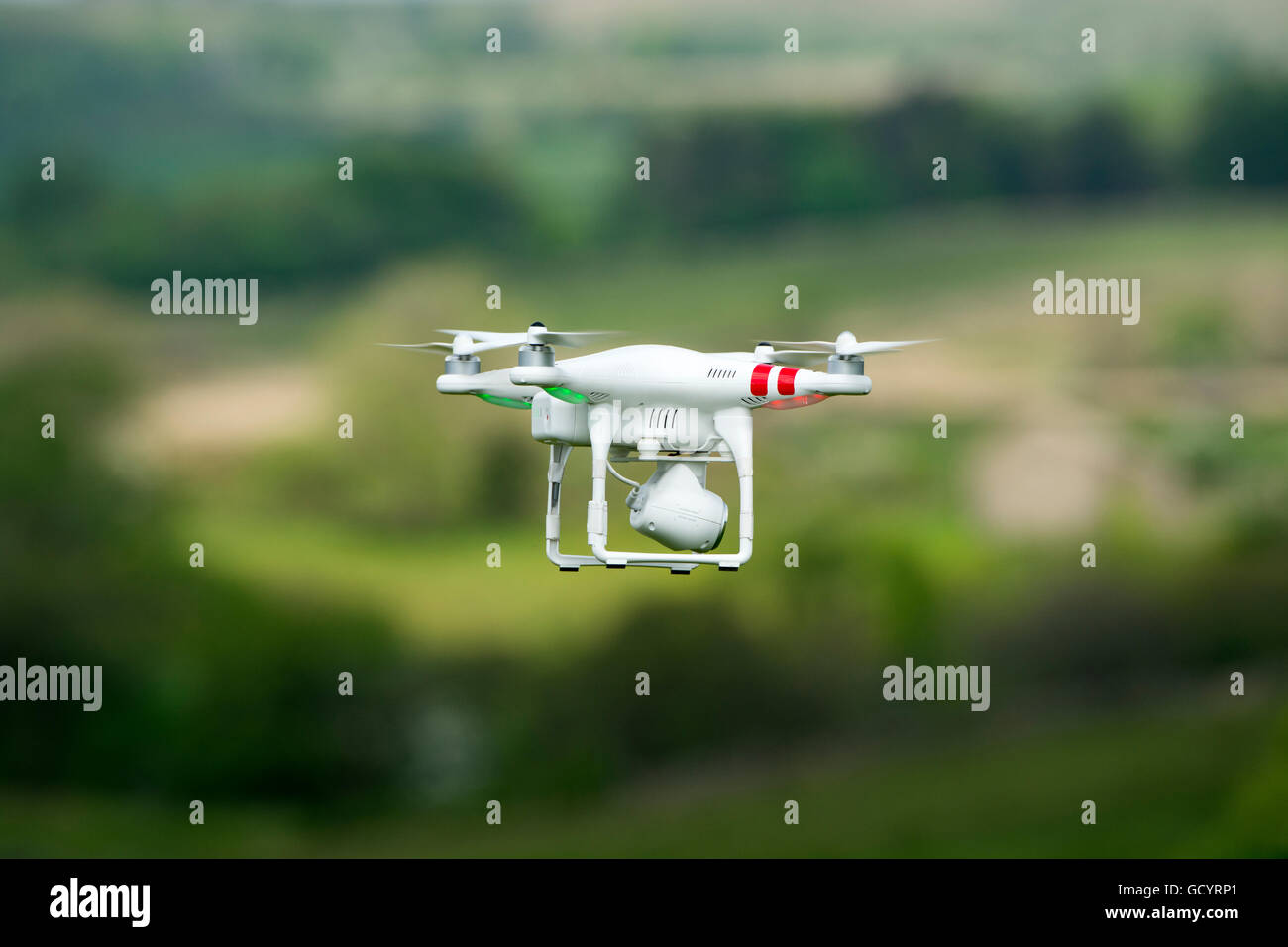 Drone caméra en action dans la campagne, au Royaume-Uni. Banque D'Images