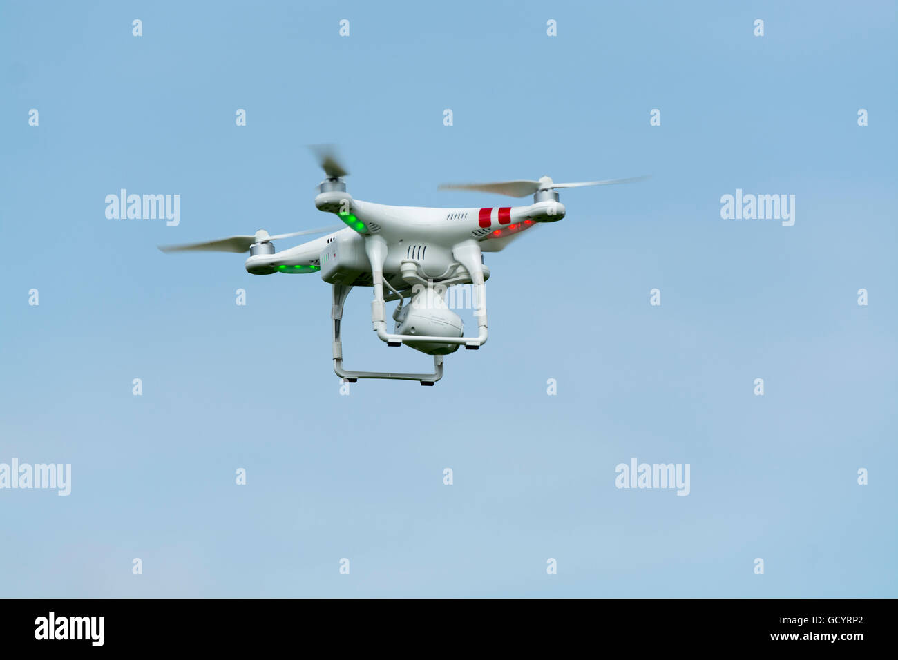 Drone caméra en action dans la campagne, au Royaume-Uni. Banque D'Images
