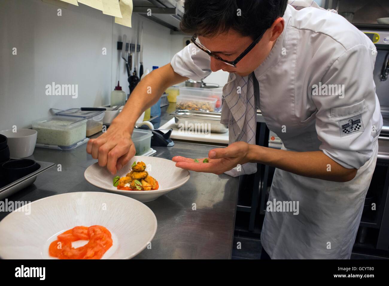 L'intérieur de la cuisine de l'Assiette Blanche restaurant à Bruges (Brugge),  Belgique Photo Stock - Alamy