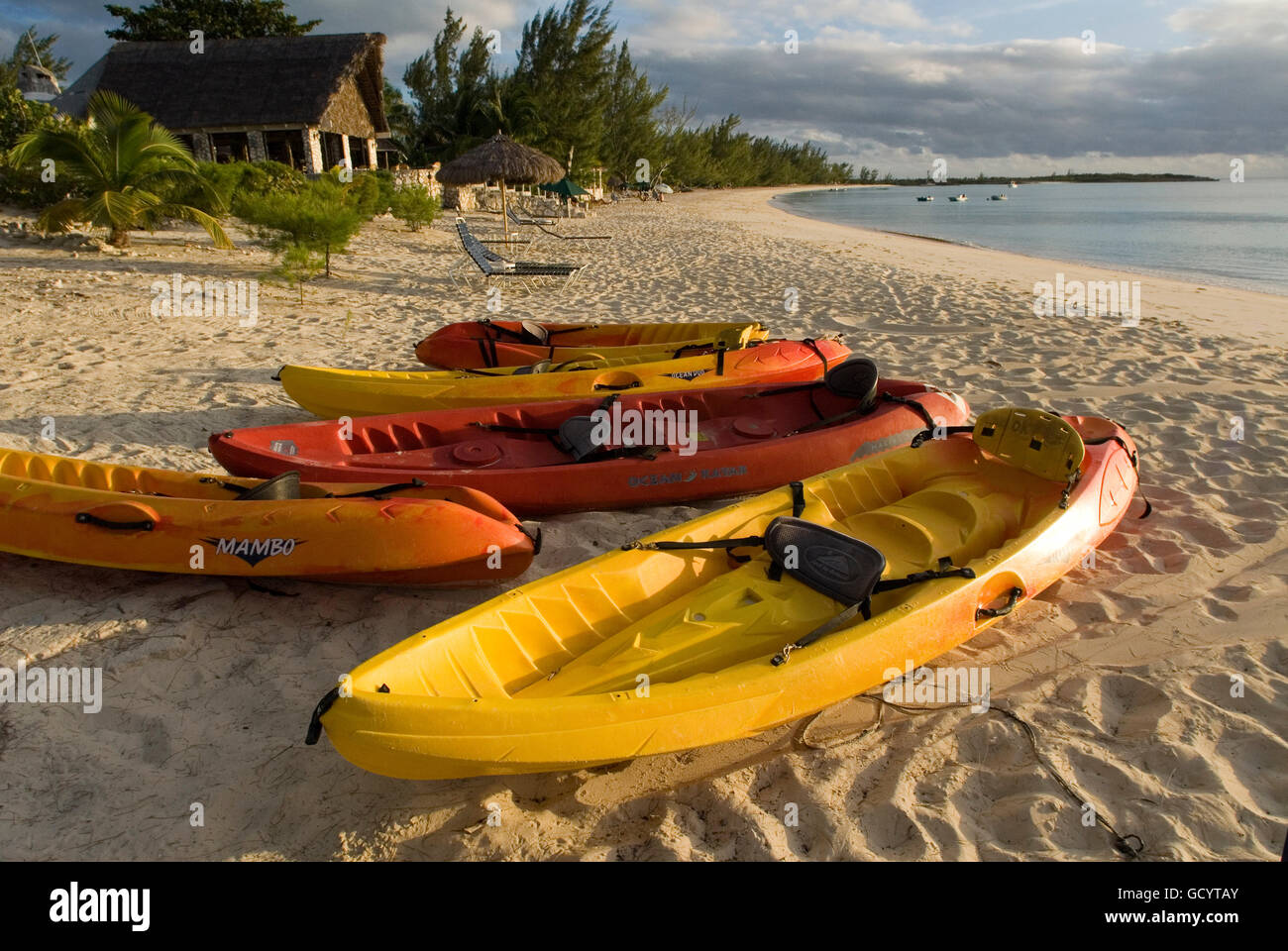 Les kayaks et canoës. Plage de Fernandez Bay Village Hotel, Cat Island. Bahamas Banque D'Images