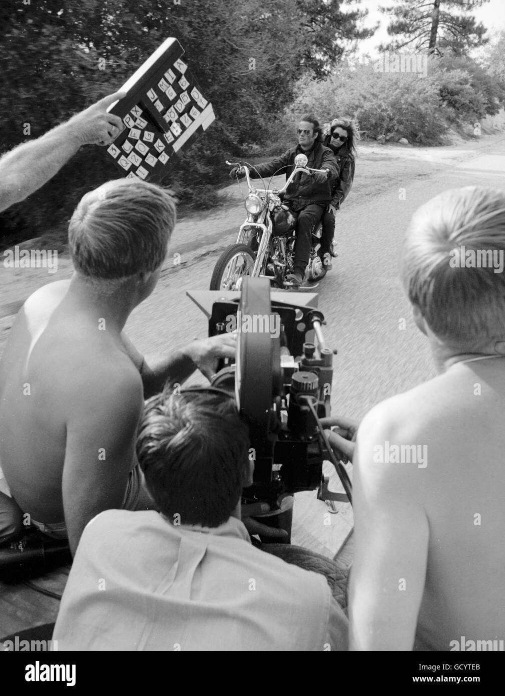 Peter Fonda et Nancy Sinatra sur le tournage de "The Wild Angels" Banque D'Images
