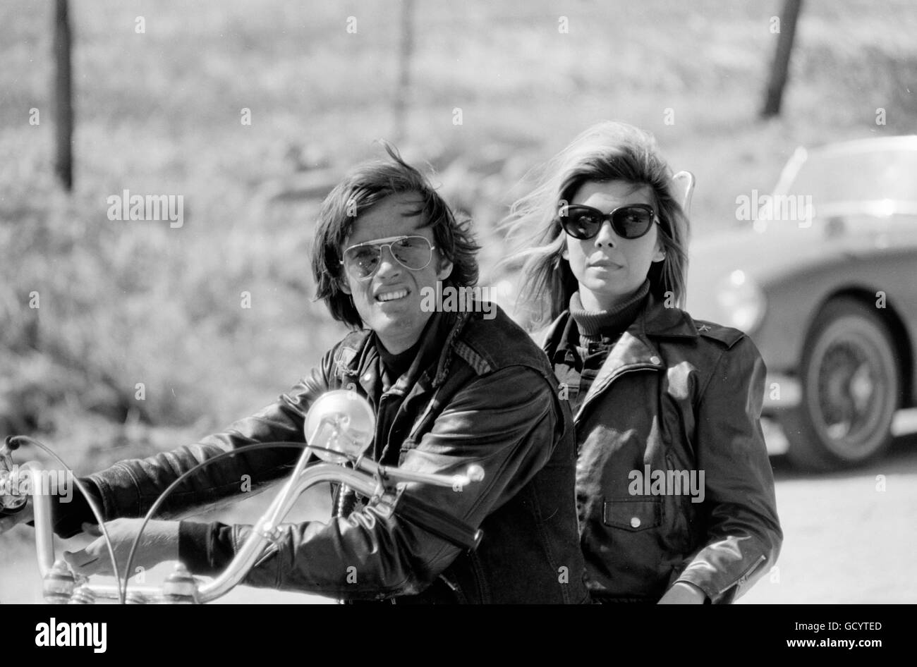 Peter Fonda et Nancy Sinatra sur le tournage de "The Wild Angels" Banque D'Images