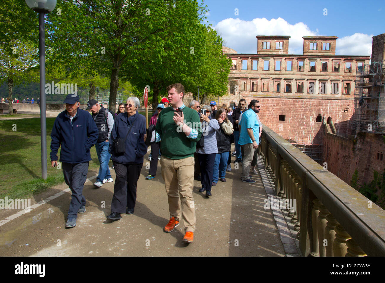 Les visiteurs de tous âges sont fascinés par le majestueux, partiellement en ruine mais photo-livre magnifique Château d'Heidelberg. Banque D'Images