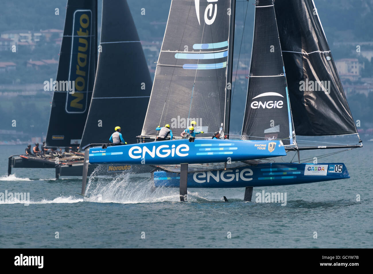 MALCESINE, ITALIE - 10 juillet : course annulée sur le dernier jour de GC32 Malcesine cup, au cours de la semaine 2016 foiling sur Gar Banque D'Images