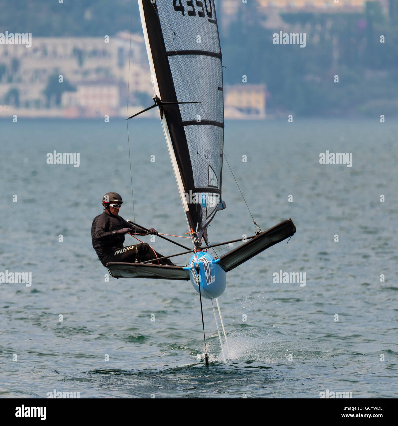 MALCESINE, ITALIE - 10 juillet : waszp le dernier jour de la semaine 2016 foiling sur le lac de Garde. le 10 juillet 2016 à Malcesine, Italie. Banque D'Images