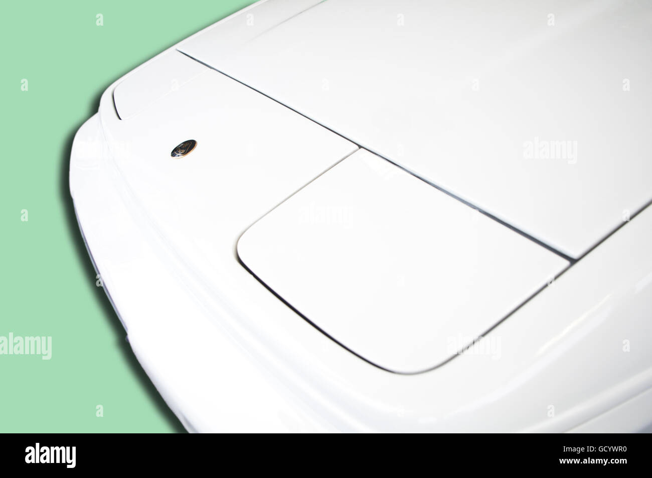 Avant d'une Lotus Elan ona plae blanc fond vert avec une ombre portée Banque D'Images