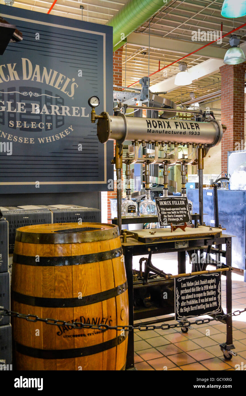 L'intérieur du lapin blanc bouteille boutique à la distillerie Jack Daniel's tour favorise la bouteille commémorative à Lynchburg, Tennessee whiskey Banque D'Images