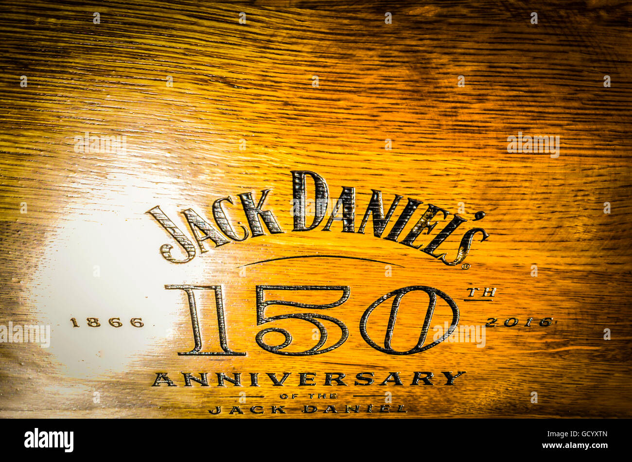 Marque logo dans un fût de chêne commémorant le 150e anniversaire de la distillerie Jack Daniel's dans la région de Lynchburg, TN 1866-2016 Banque D'Images