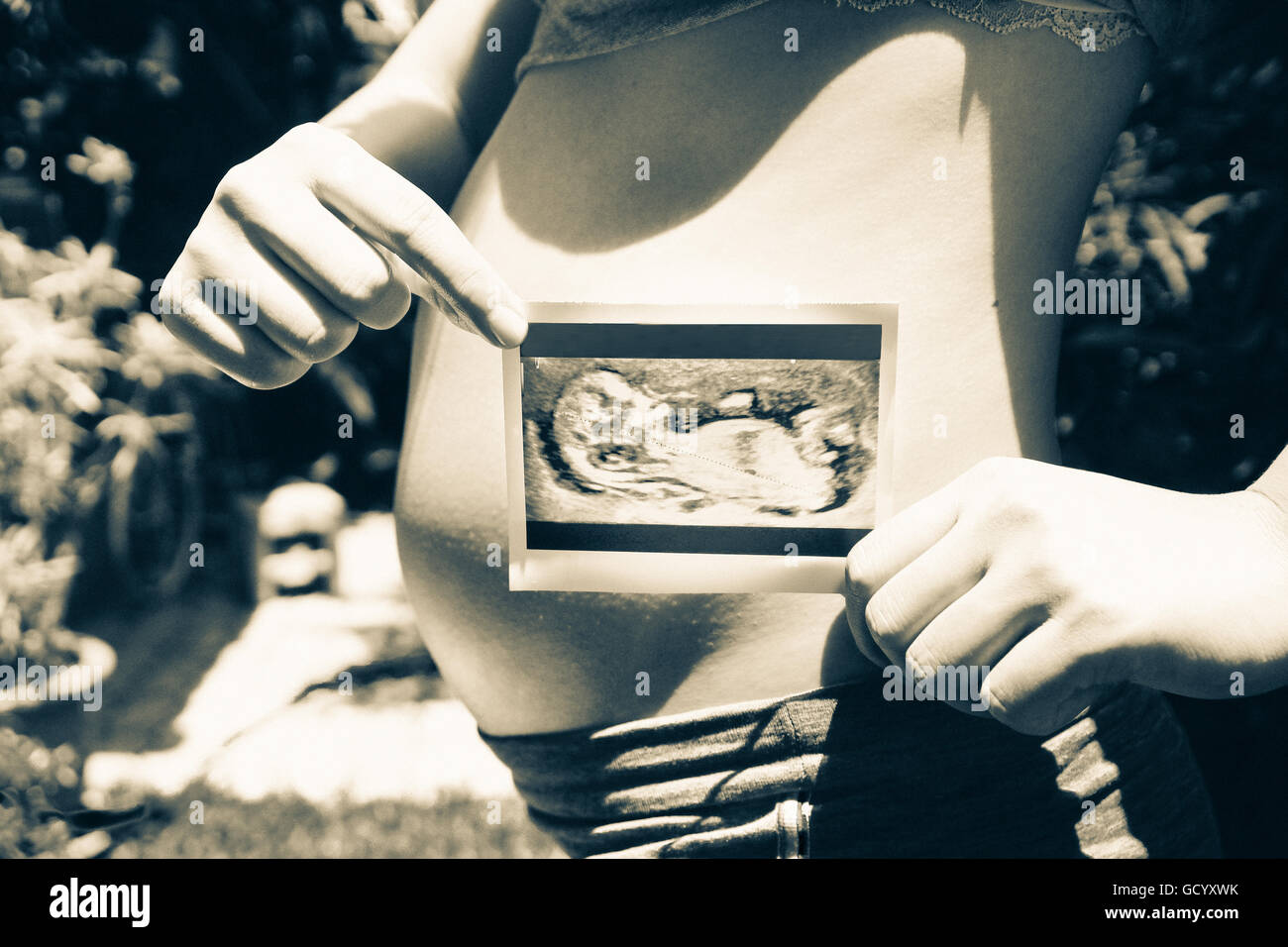 Pregnant Woman Holding Ultrasound Scan Photo Banque D'Images