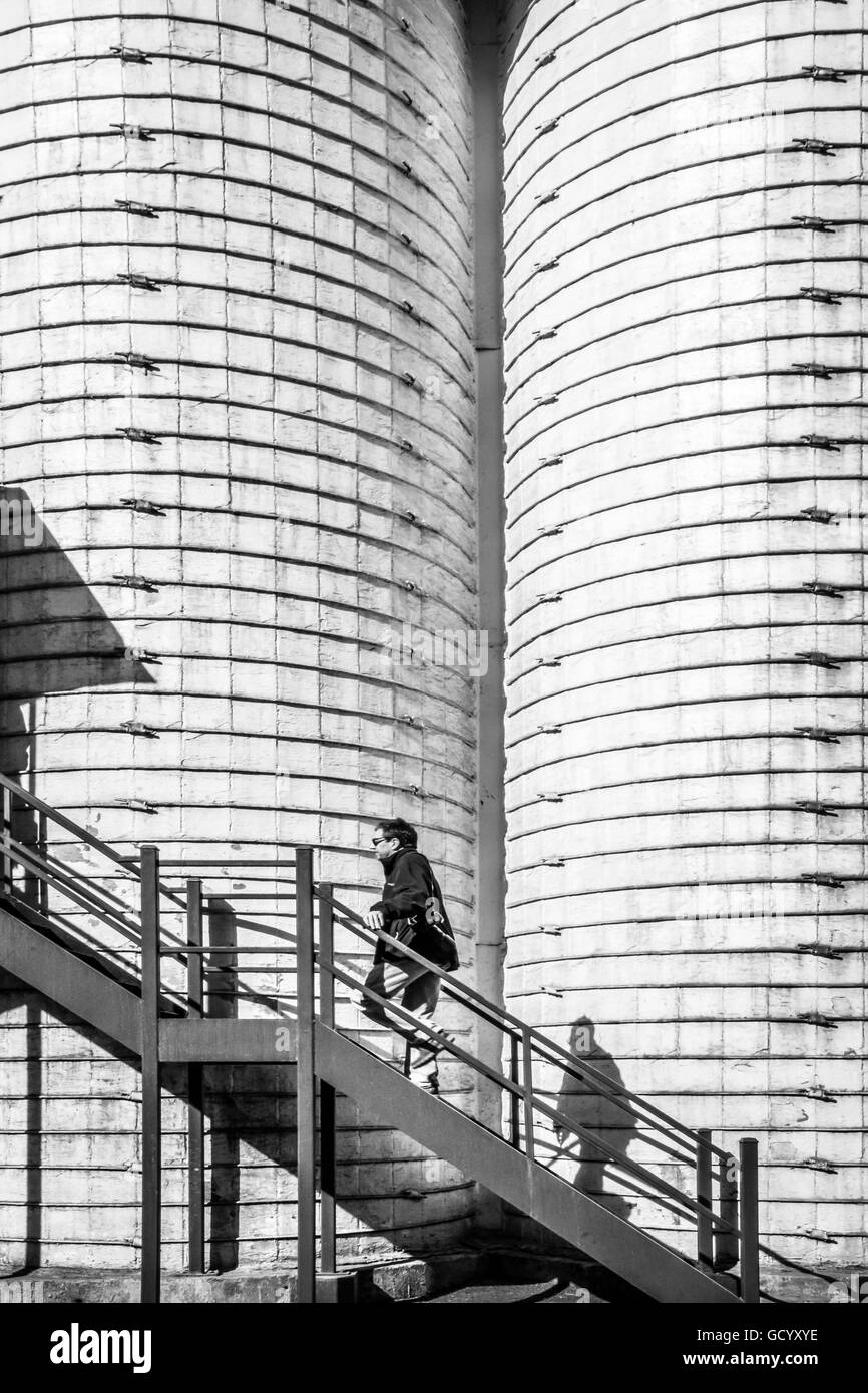 Résumé Jack Daniel's moulins à grain avec tourisme ou les escaliers l'entrée dans l'installation sur le terrain de la Distillerie à Nashville, TN Banque D'Images