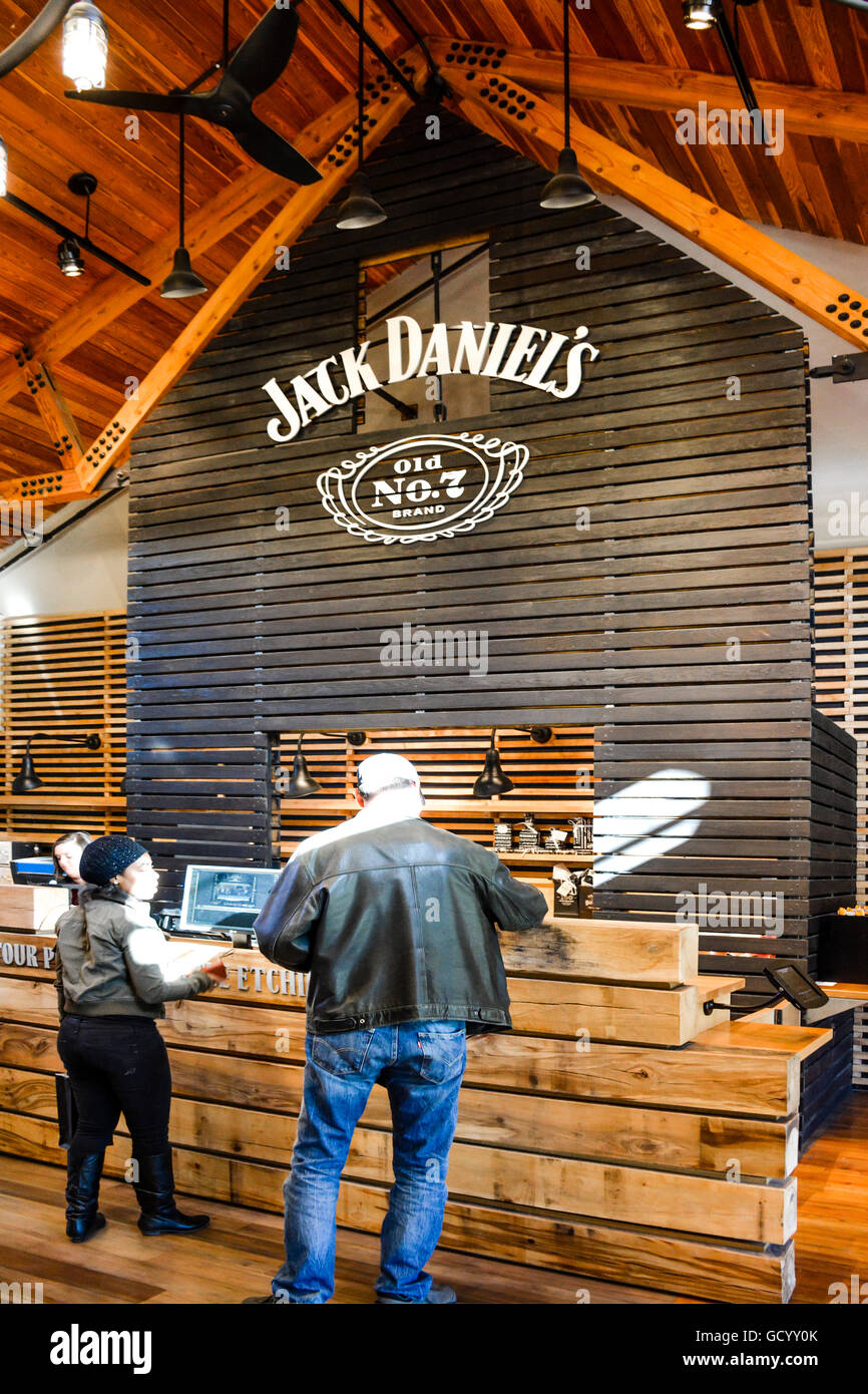 Les touristes et visiteurs inspecter à l'whiskey Jack Daniel's store de la distillerie du centre d'accueil de Lynchburg, TN Banque D'Images