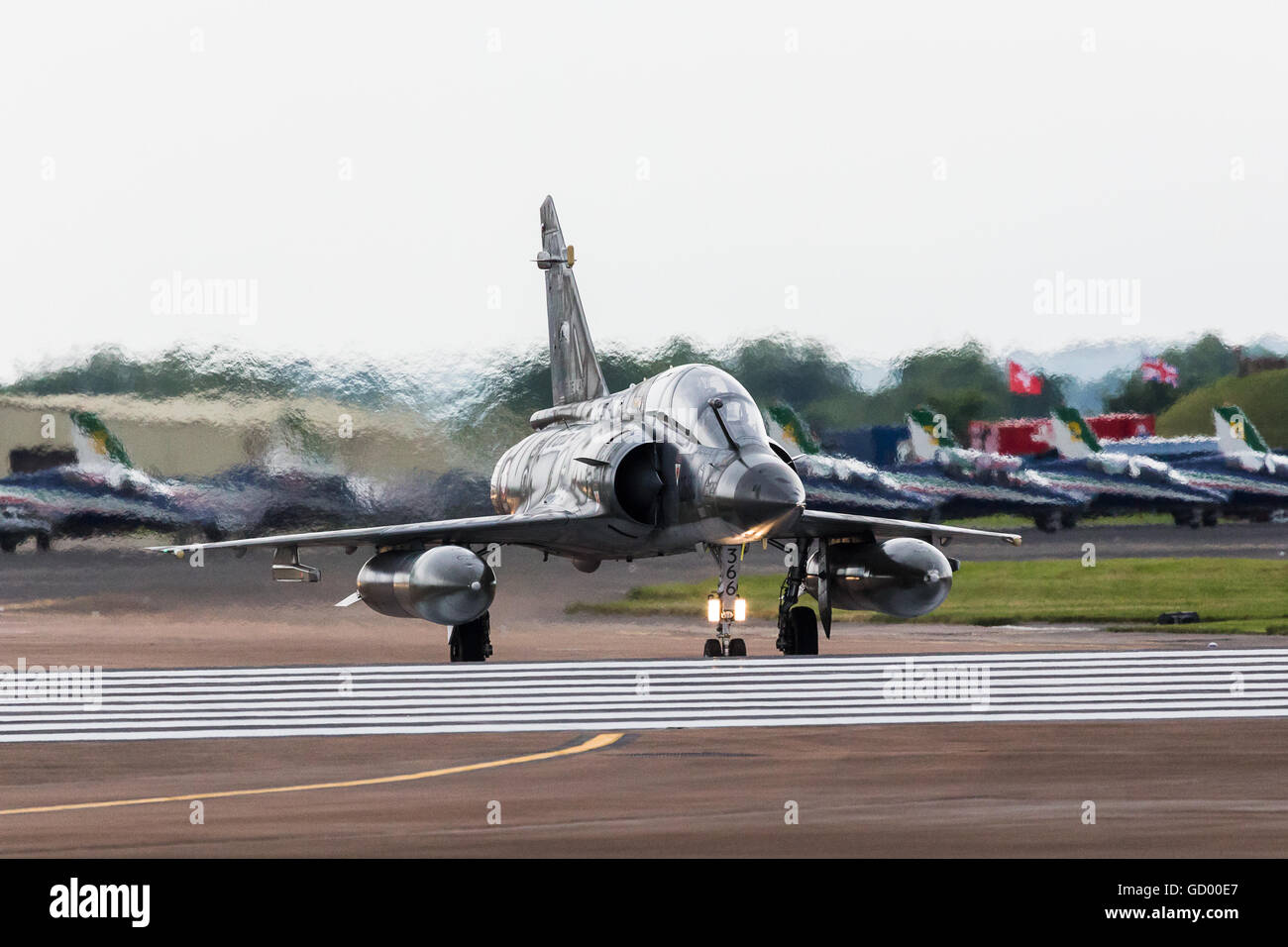 Mirage 2000N de l'équipe Delta Ramex circuler sur la piste au Royal International Air Tattoo 2016. Banque D'Images