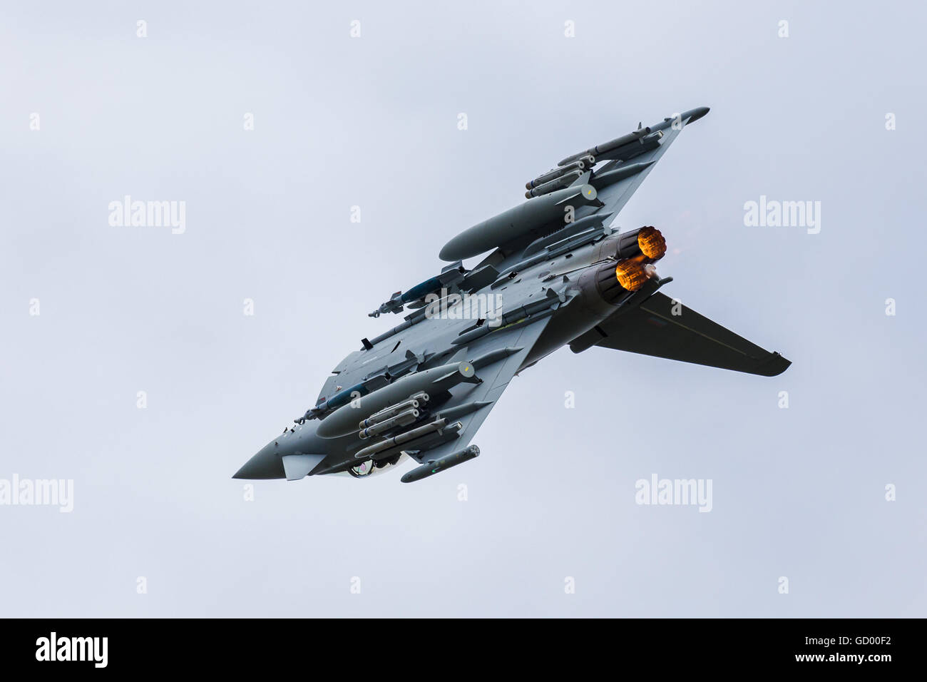 BAE Systems Typhoon chargé vers le haut avec des armes au Royal International Air Tattoo 2016. Banque D'Images