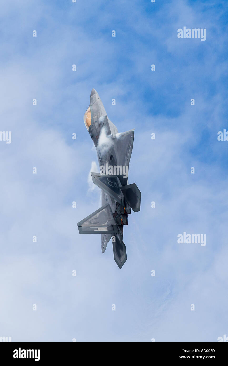 F-22A Raptor monte dans le ciel à l'Royal International Air Tattoo 2016. Banque D'Images