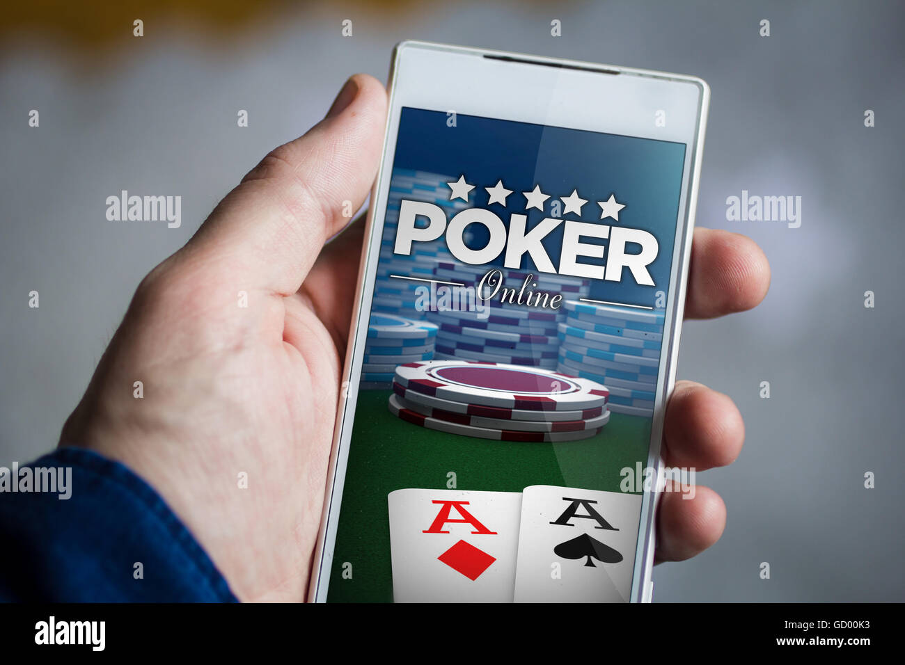 Man hand holding smartphone poker en ligne. Tous les graphiques de l'écran sont constitués. Banque D'Images