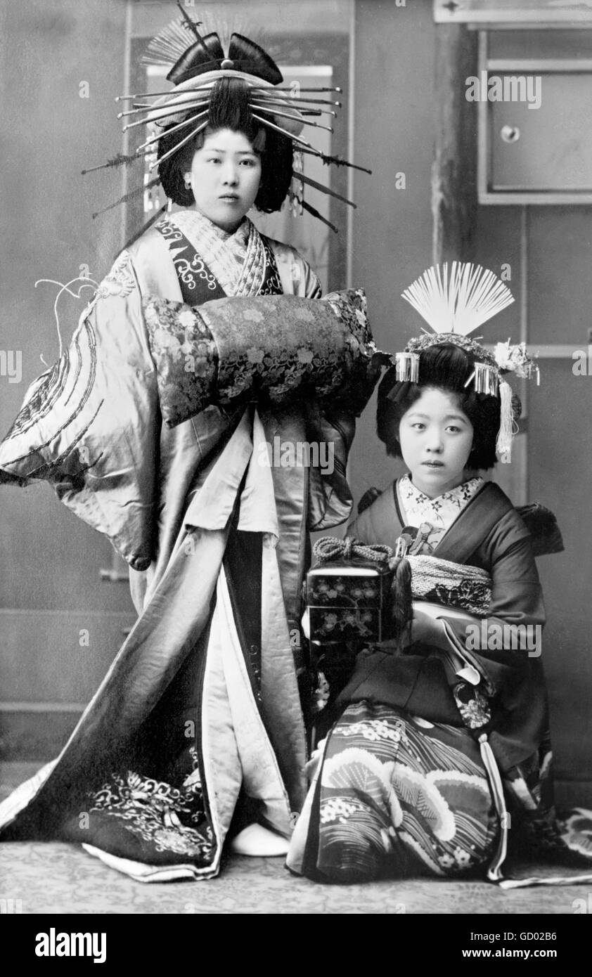 Geisha, Japon. Geishas japonaises traditionnelles. Photo de Bain News Service, c.1915-1920 Banque D'Images