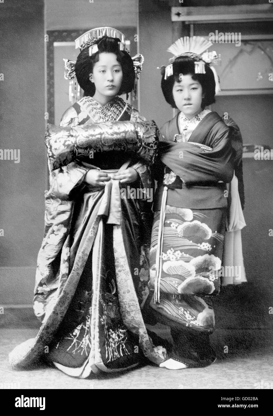 Geisha, Japon. Geishas japonaises traditionnelles. Photo de Bain News Service, c.1915-1920 Banque D'Images