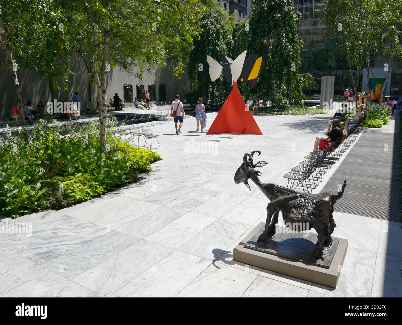 Jardin de sculptures au MOMA à New York avec un Picasso 'bouc' et 'SCalder Andy's Butterfly' Banque D'Images