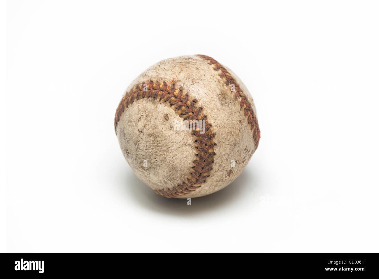 Balle de baseball vieux fond isolé Banque D'Images