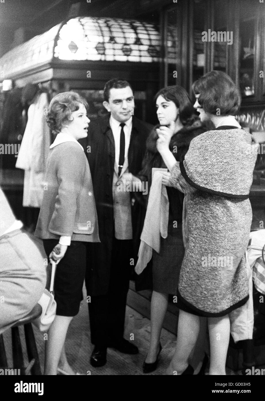 Anna Maria Alberghetti (deuxième à droite), avec des amis dans un bar de Manhattan, mai 1961. Banque D'Images