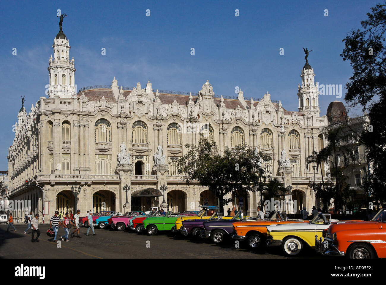 Alicia Alonso Grand Théâtre de La Havane et voitures américaines classiques, La Havane, Cuba Banque D'Images