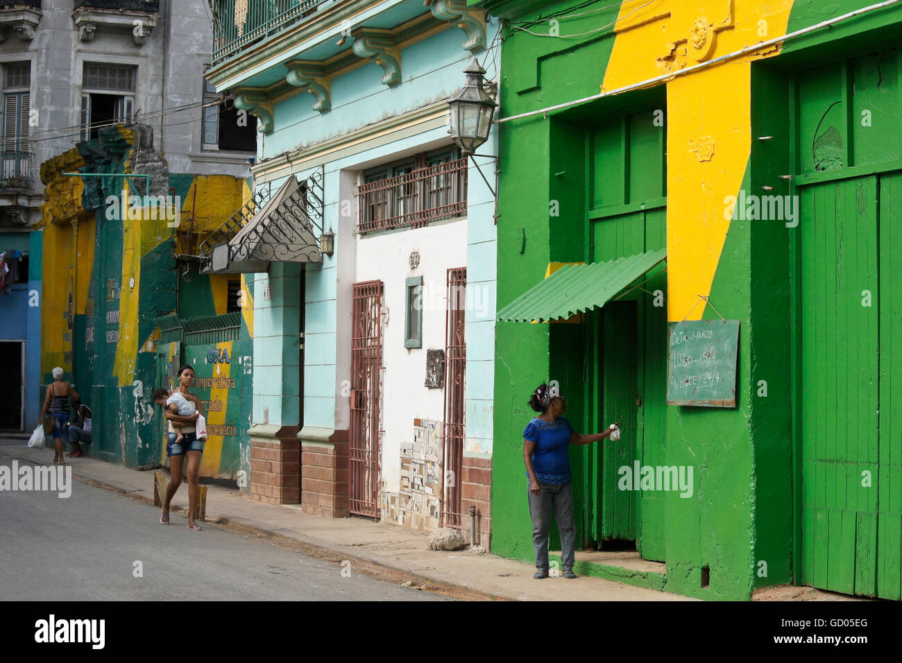 Bâtiments colorés dans Habana Vieja (la vieille Havane), Cuba Banque D'Images