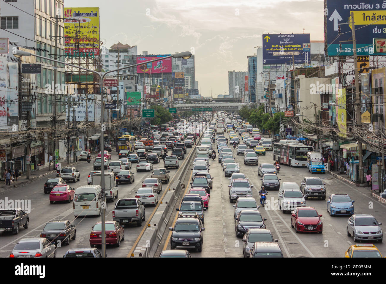 BANGKOK, THAÏLANDE - 31 juin 2016 : Le trafic atteint l'impasse sur un centre ville animé road. Chaque année, environ 150 000 voitures inscrivez-vous Banque D'Images