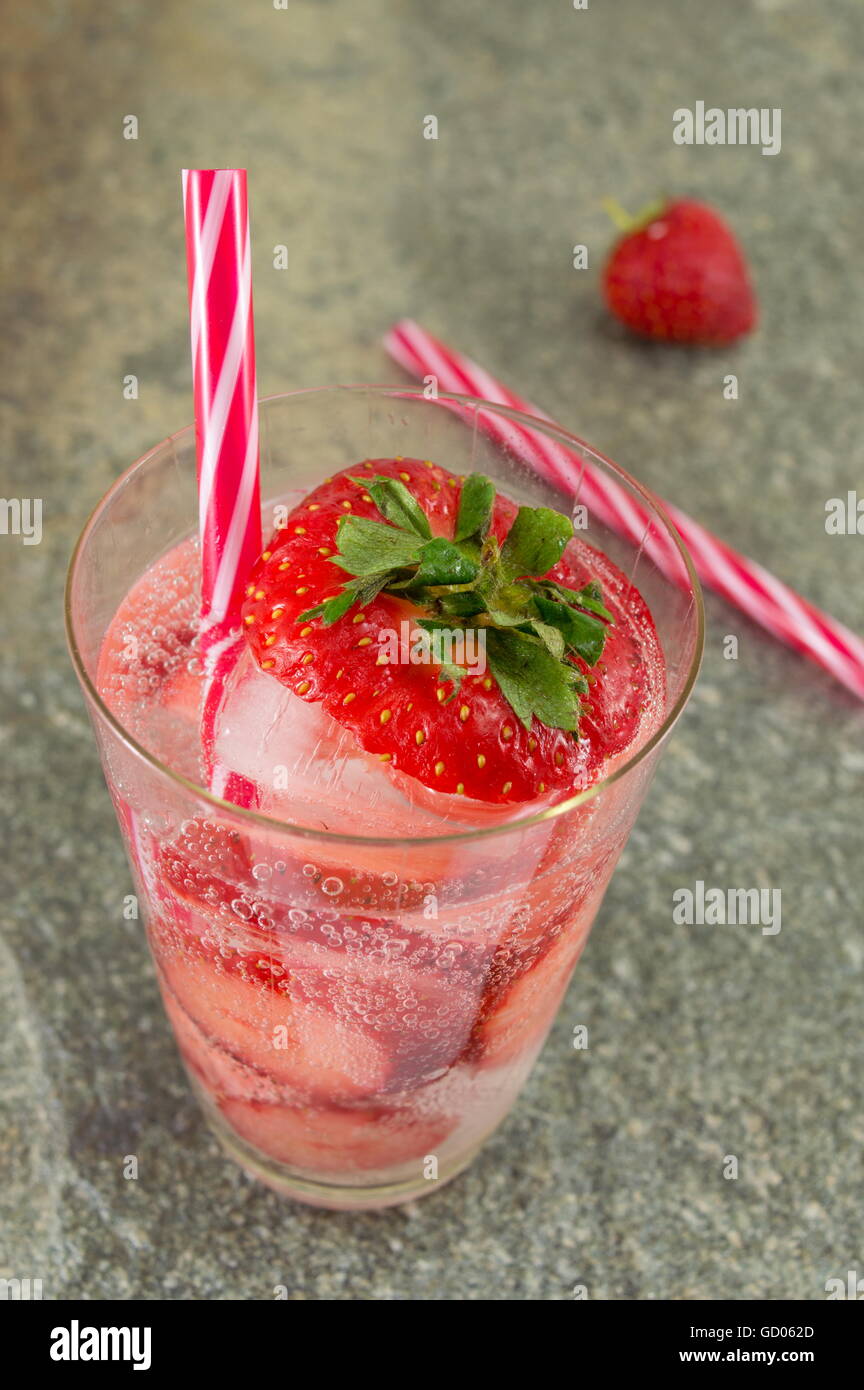 Jus de fraises froide avec des glaçons pour une chaude journée d'été Banque D'Images