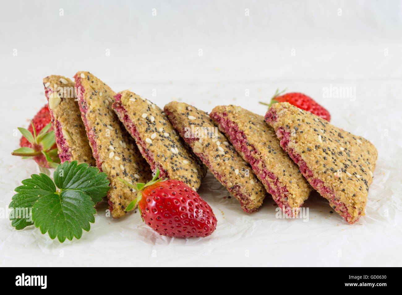 Partie intégrante des cookies avec des fraises fraîches et les graines Banque D'Images