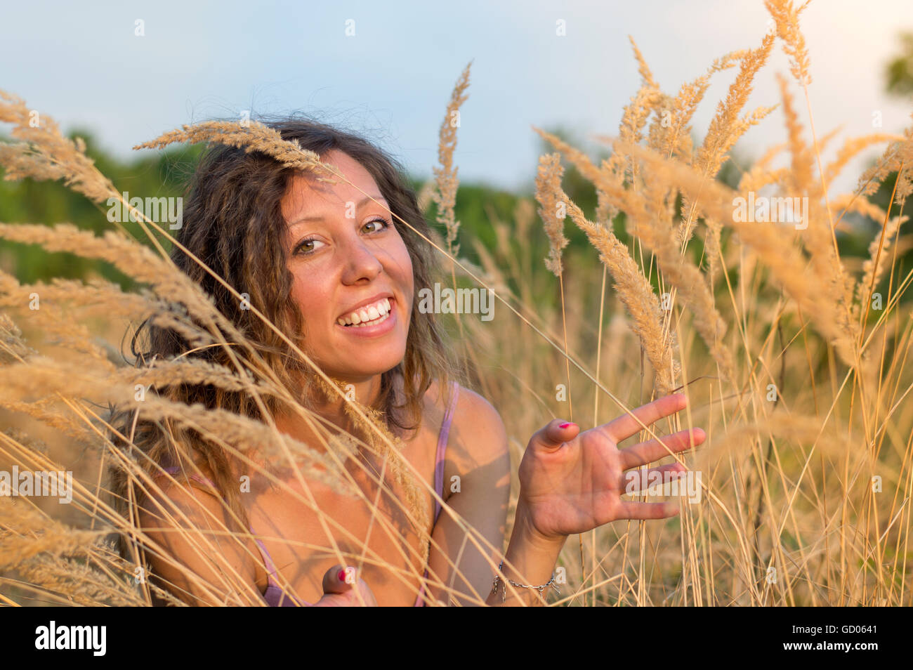 Belle jeune femme dans un champ de blé Banque D'Images