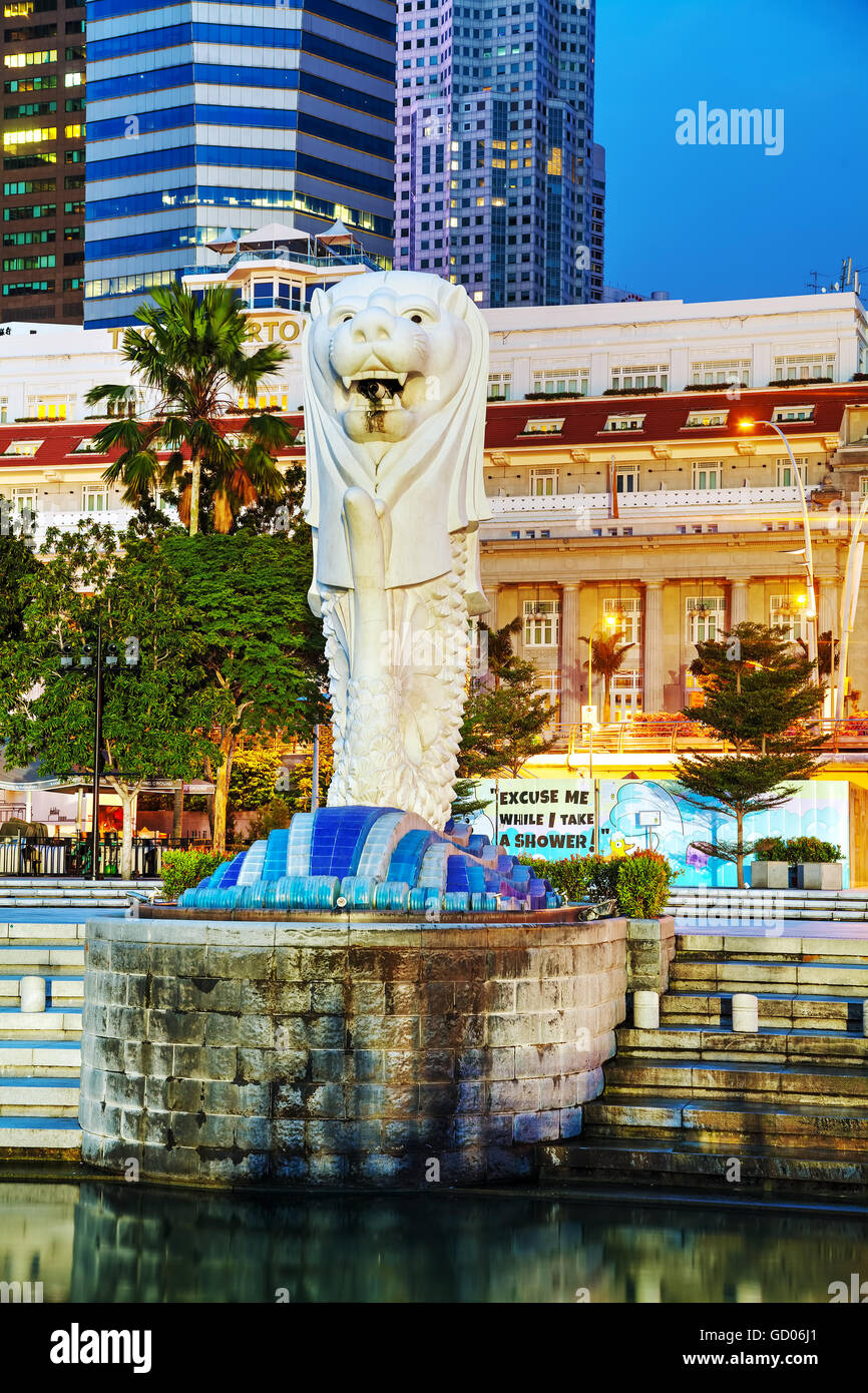 Singapour - 1 novembre : Aperçu de la marina bay avec le Merlion sur Novembre 01, 2015 à Singapour. Banque D'Images
