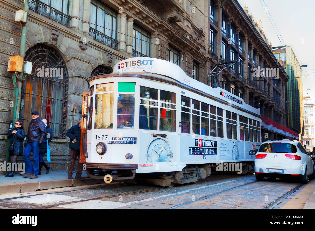 MILAN, ITALIE - 24 novembre : ancien tramway avec les gens le 24 novembre 2015 à Milan, Italie. Banque D'Images