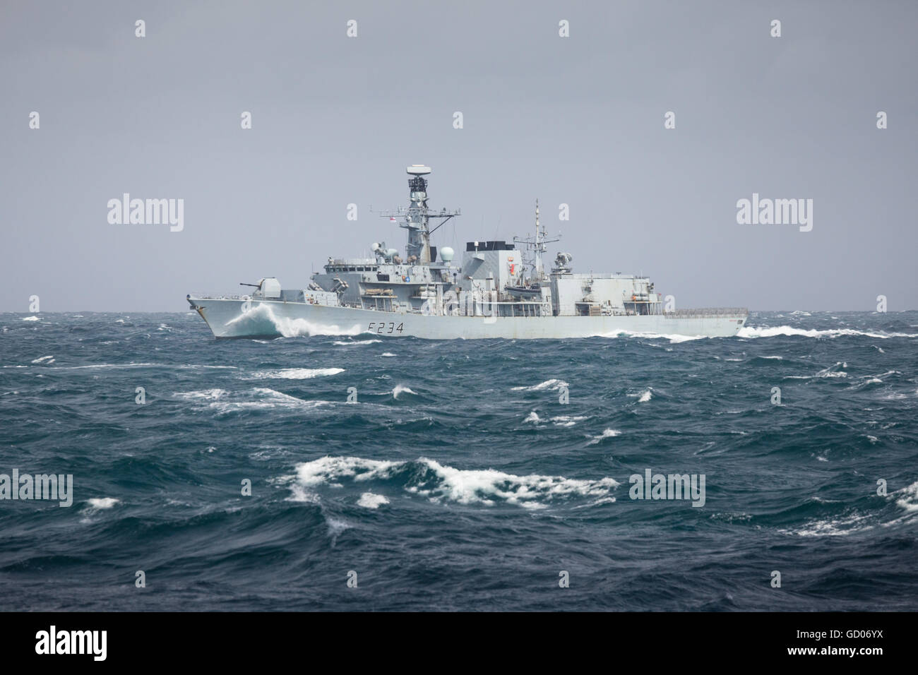 Portsmouth, navire de guerre HMS Iron Duke dans le sud de la mer du Nord comme elle rentre à la maison à partir de la réussite d'un déploiement de six mois travailler avec un groupe de travail de l'OTAN en Europe du Nord. Banque D'Images